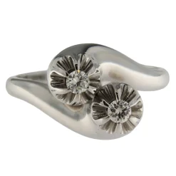 Anello contrarié in oro bianco con diamanti taglio brllante