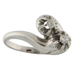 Anello contrarié in oro bianco con diamanti taglio brllante