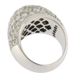 Anello cupola in oro bianco con pavé di diamanti