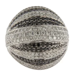 Anello cupola in oro bianco con pavé di diamanti bianchi e neri