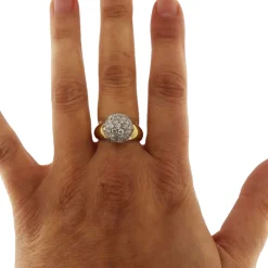Anello cupola in oro giallo e bianco con pavè di diamanti