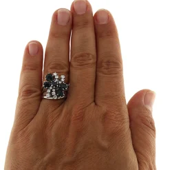 Anello in oro bianco a fiore con zaffiri e diamanti