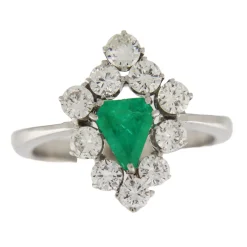 Anello in oro bianco con smeraldo 0,75 ct e contorno di diamanti