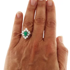 Anello in oro bianco con smeraldo 0,75 ct e contorno di diamanti