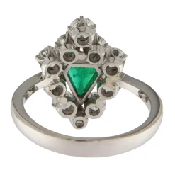 Anello in oro bianco con smeraldo 0,75 ct e contorno di diamanti