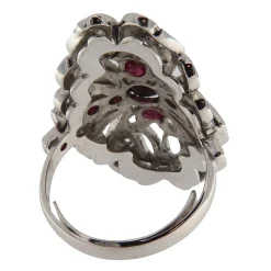 Anello in oro bianco con rubini e diamanti