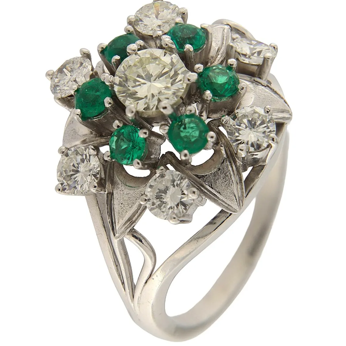 Anello in oro bianco con smeraldi e diamanti