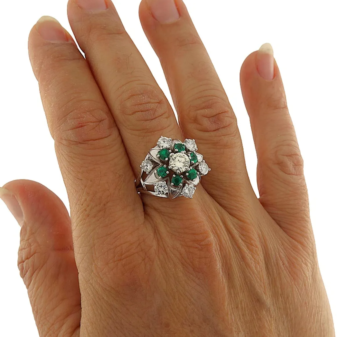 Anello in oro bianco con smeraldi e diamanti