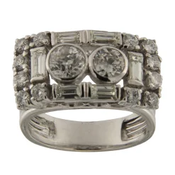 Anello in oro bianco con diamanti taglio brillante e taglio baguette