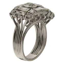 Anello in oro bianco con diamanti taglio brillante e taglio baguette