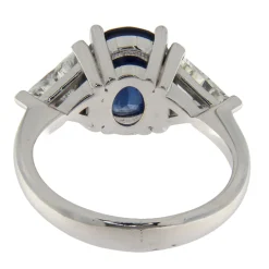 Anello in oro bianco con zaffiro 3,40 ct e diamanti taglio trilliant