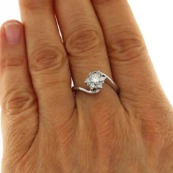 Anello in oro bianco con diamanti taglio brillante a fiore