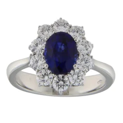 Anello in oro bianco con zaffiro 2,13 ct e contorno di diamanti