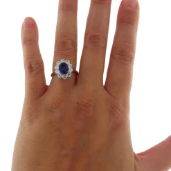 Anello in oro bianco con zaffiro 2,13 ct e contorno di diamanti