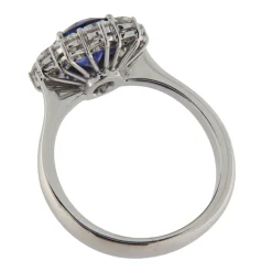 Anello in oro bianco con zaffiro 2,13 ct e contorno di diamanti