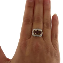 Anello in oro giallo e bianco con rubini e brillanti