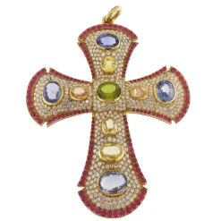 Ciondolo croce in oro giallo con pavé di diamanti, rubini e corindoni