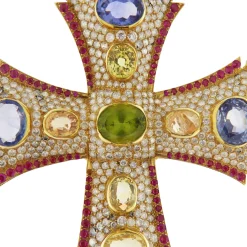 Ciondolo croce in oro giallo con pavé di diamanti, rubini e corindoni