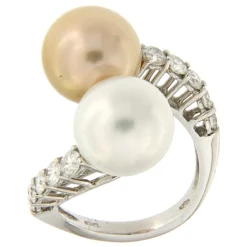 Guidetti | Anello contrarié in oro bianco con diamanti e perle d’acqua dolce