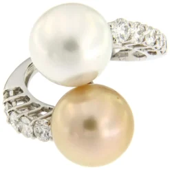 Guidetti | Anello contrarié in oro bianco con diamanti e perle d’acqua dolce