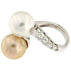 Guidetti | Anello contrarié in oro bianco con diamanti e perle d’acqua dolce