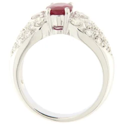 Guidetti | Anello in oro bianco con diamanti taglio brillante e rubino