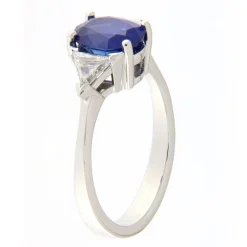 Guidetti | Anello in oro bianco con zaffiro certificato IGI e contorno di diamanti taglio triangolare