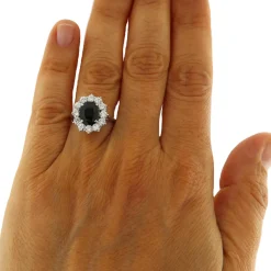 Guidetti | Anello in oro bianco con zaffiro 2,70 ct e contorno di diamanti