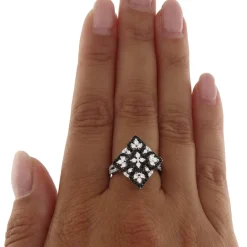 Guidetti | Anello in oro bianco con composizione romboidale di diamanti bianchi e neri