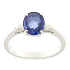 Guidetti | Anello in oro bianco con zaffiro e diamanti taglio baguette