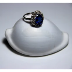 Guidetti | Anello in oro bianco con tanzanite centrale e contorno di diamanti