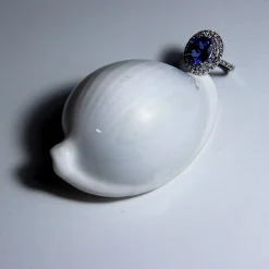 Guidetti | Anello in oro bianco con tanzanite centrale e contorno di diamanti