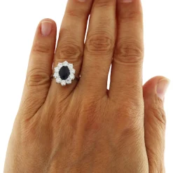 Guidetti | Anello in oro bianco con zaffiro 1,80 ct e contorno di diamanti 1,27 ct