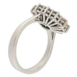 Guidetti | Anello in oro bianco con zaffiro 1,80 ct e contorno di diamanti 1,27 ct