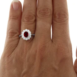 Guidetti | Anello in oro bianco con rubino 0,84 ct e contorno di diamanti