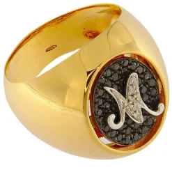 Guidetti | Anello in oro rosa con pavé ovale di diamanti neri e iniziale M in oro bianco con diamanti bianchi