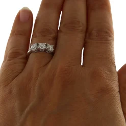 Guidetti | Anello trilogy in oro bianco con diamanti taglio brillante 1,51 ct certificati GIA