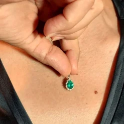 Guidetti | Ciondolo in oro bianco con smeraldo a goccia e diamanti