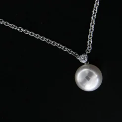 Guidetti | Girocollo in oro bianco con perla australiana e diamante taglio brillante
