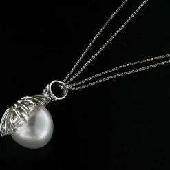 Guidetti | Girocollo in oro bianco con perla australiana e diamanti taglio baguette