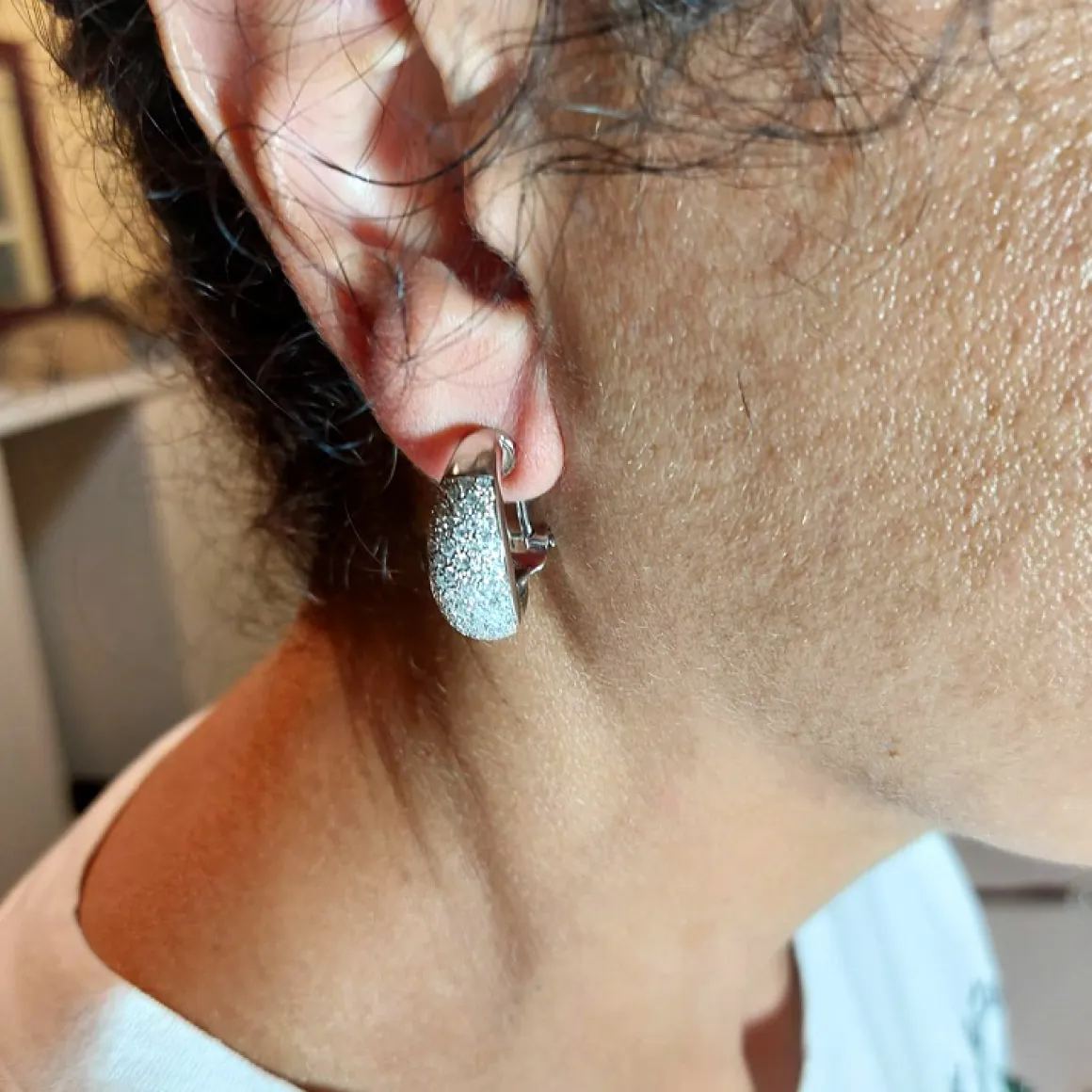 Orecchini ad anella in oro bianco con diamanti