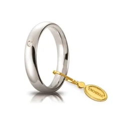 Unoaerre | Fede nuziale “Comoda” in oro bianco mm 4 con brillante ct 0,03