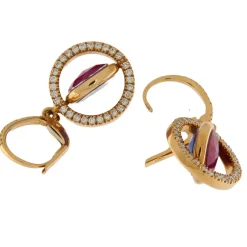 Zoccai |  Orecchini pendenti in oro rosa con diamanti, rubini e acquemarine